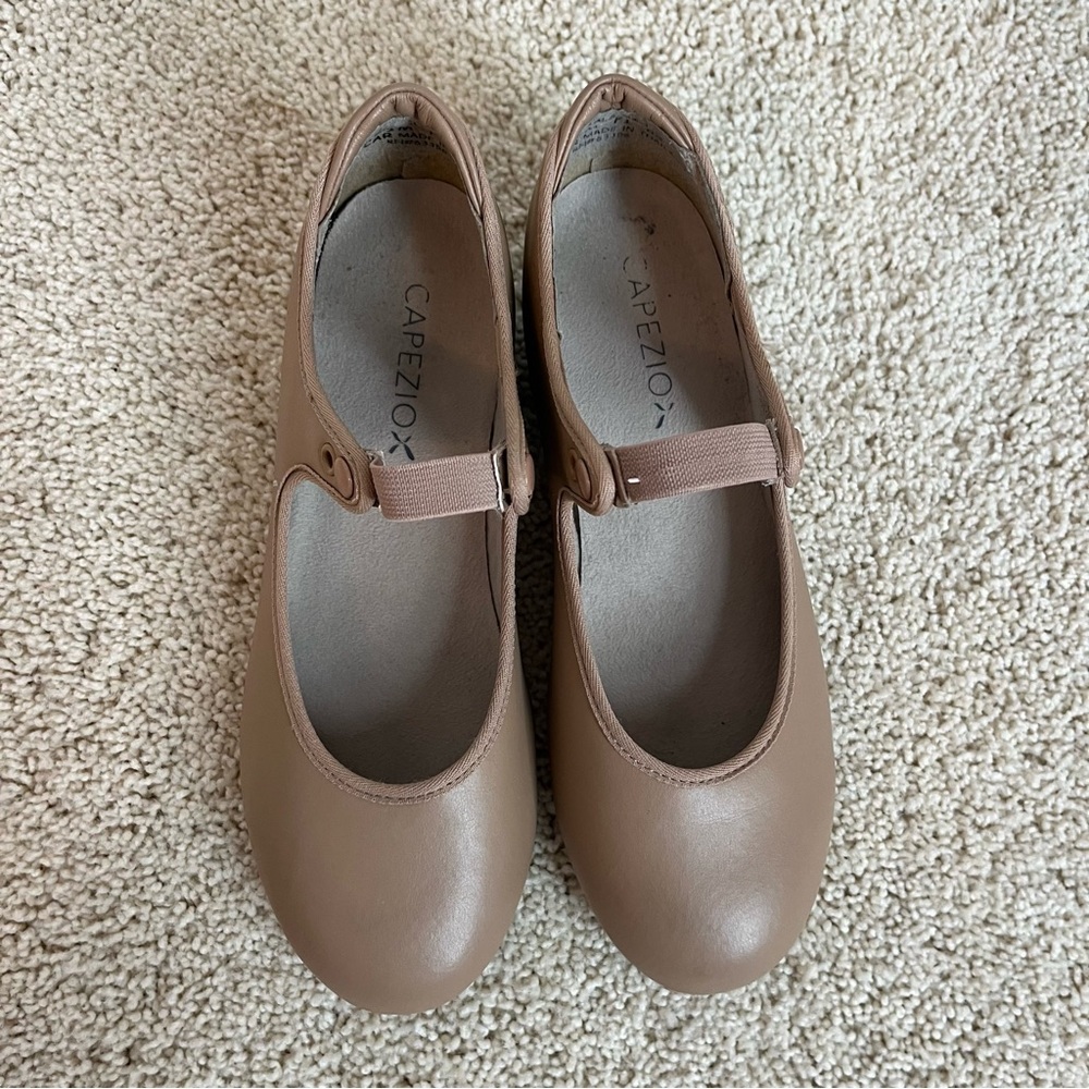 EUC Capezio Tan Tap Shoes with Snaps. Size: 5.5 Med.